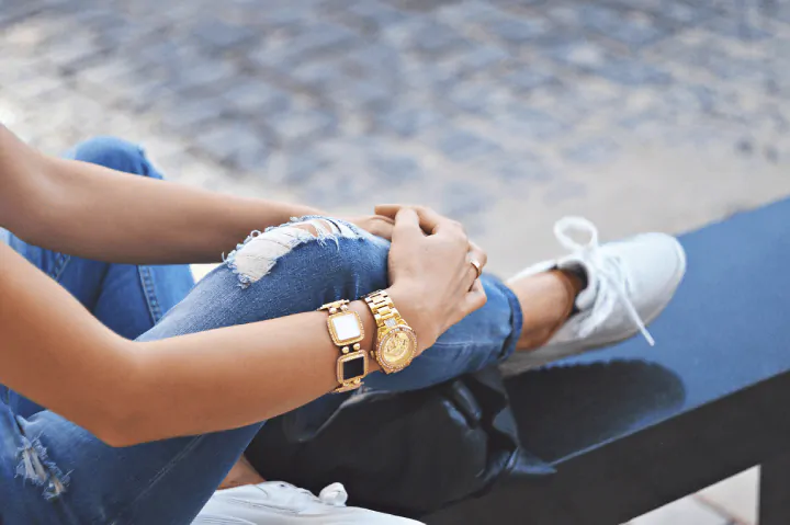 Woman-with-gold-watch-relaxes-after-time-batching