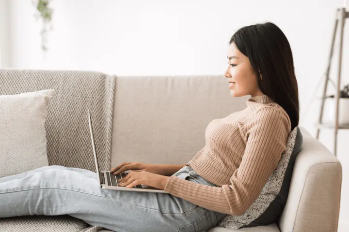 woman-using-laptop-sofa-forgetting-curve