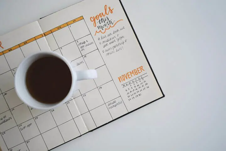 Cangkir kopi di kalender