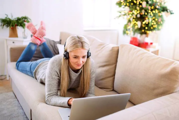 wanita mengambil kursus online dari rumahnya
