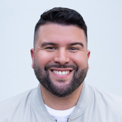 Bestselling Marketing Author and Keynote Speaker Carlos Gil