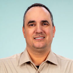 Senior Data Analyst Tom Themeles